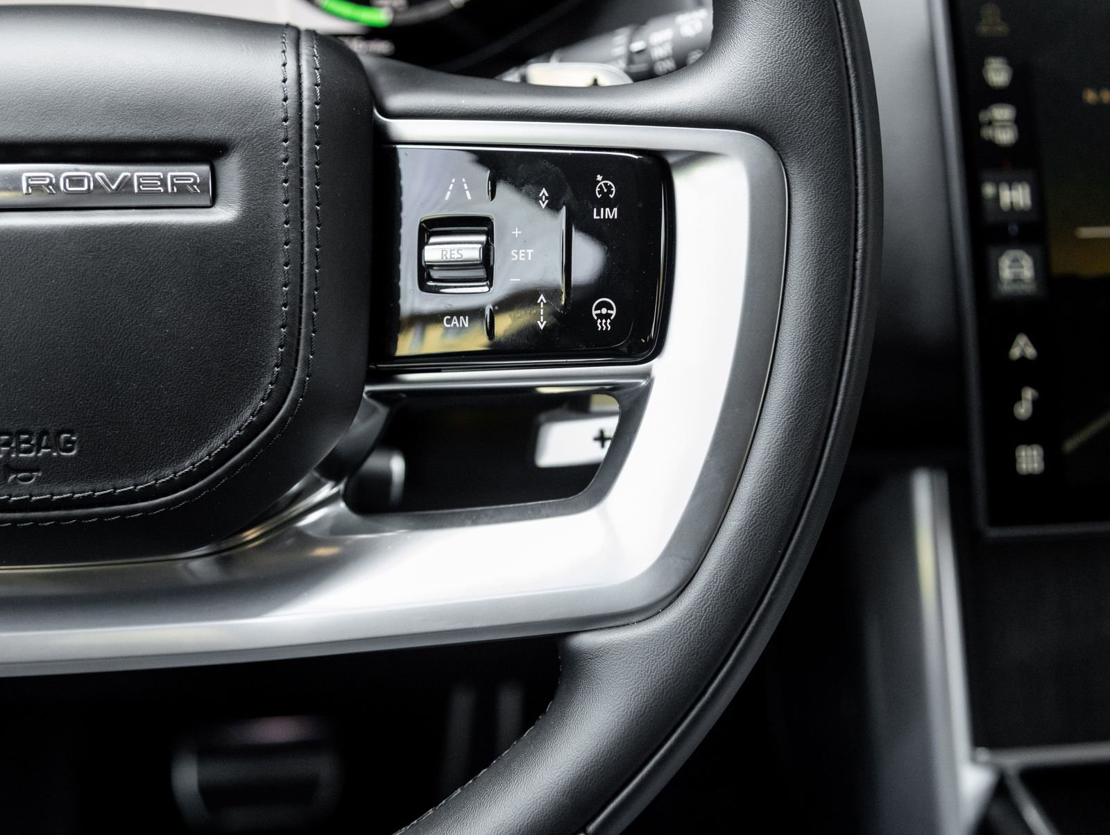 Used 2025 Land Rover Range Rover SE image 16