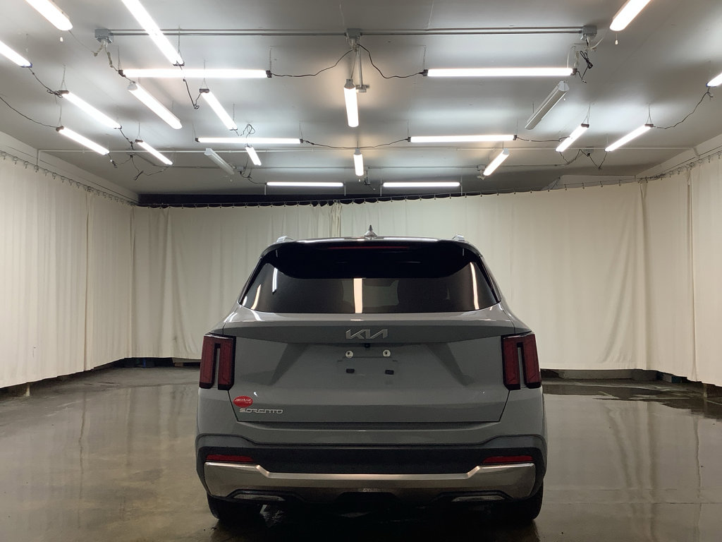 Used 2024 Kia Sorento EX w/ Panoramic Sunroof Package image 7