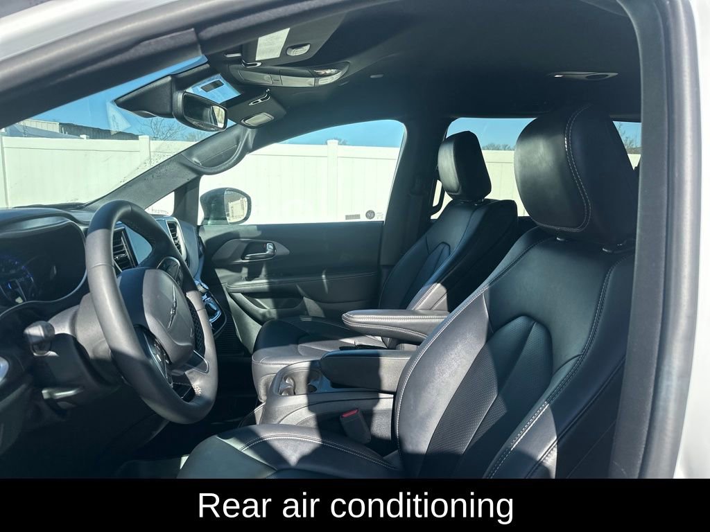 Used 2025 Chrysler Pacifica Select image 12