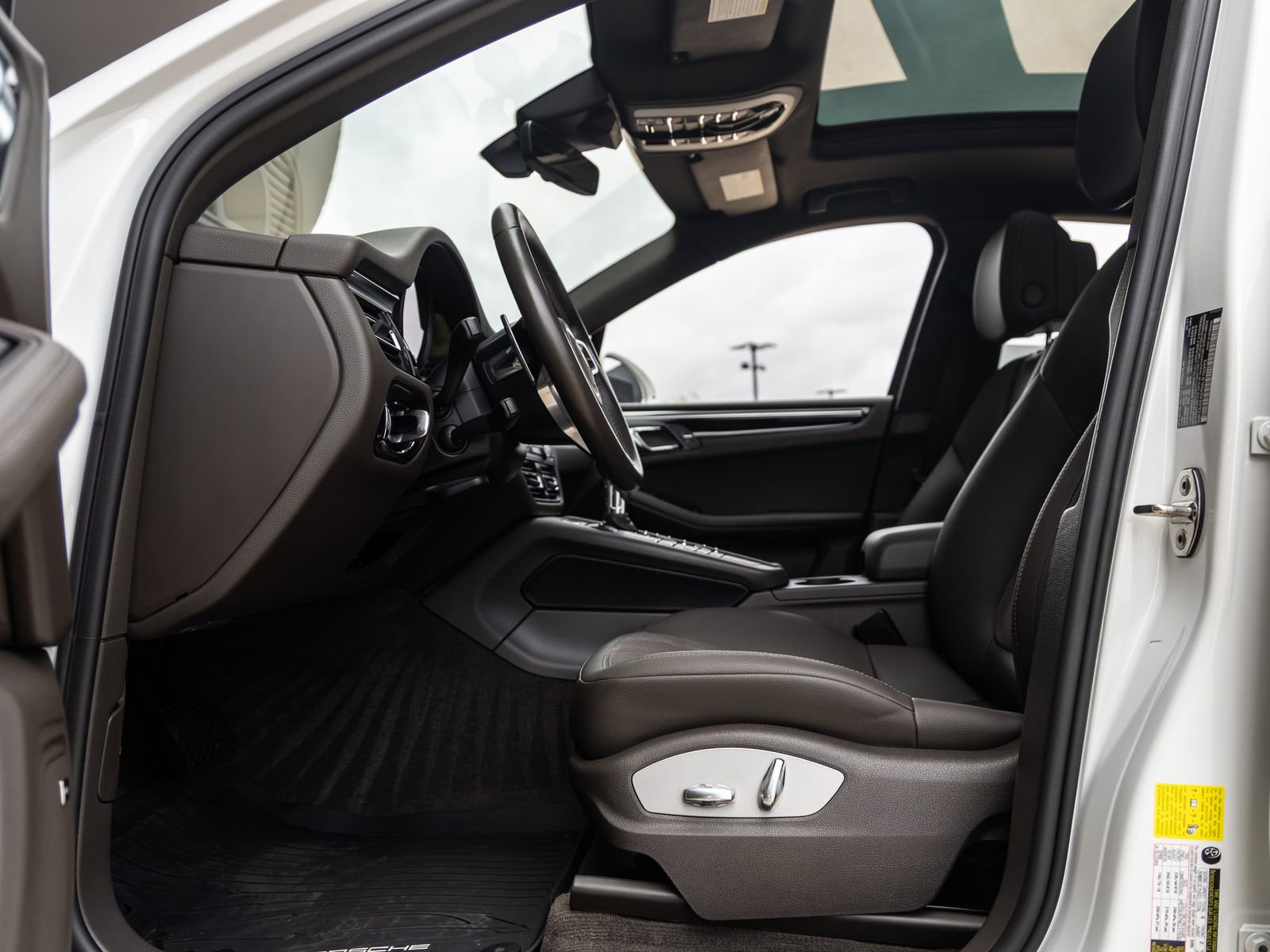 Certified 2021 Porsche Macan AWD/4WD image 24