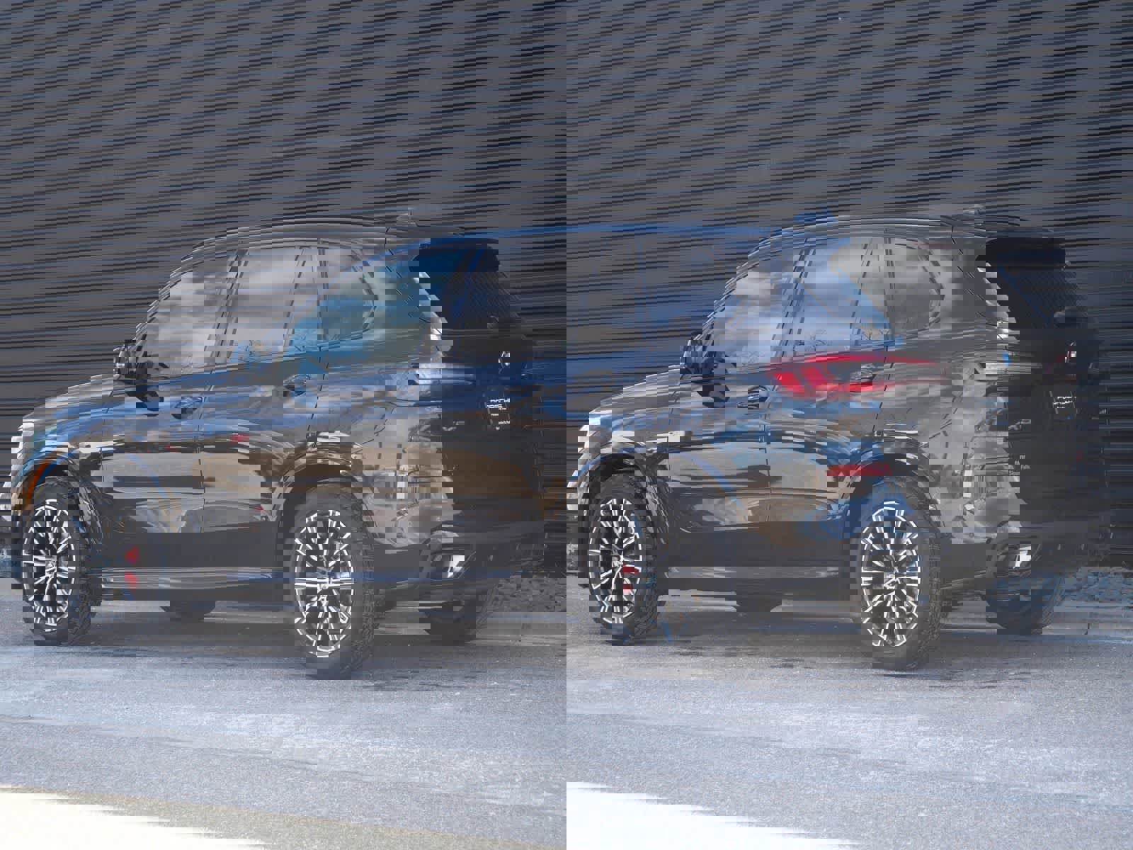 Used 2022 BMW X5 xDrive40i w/ M Sport Package image 3