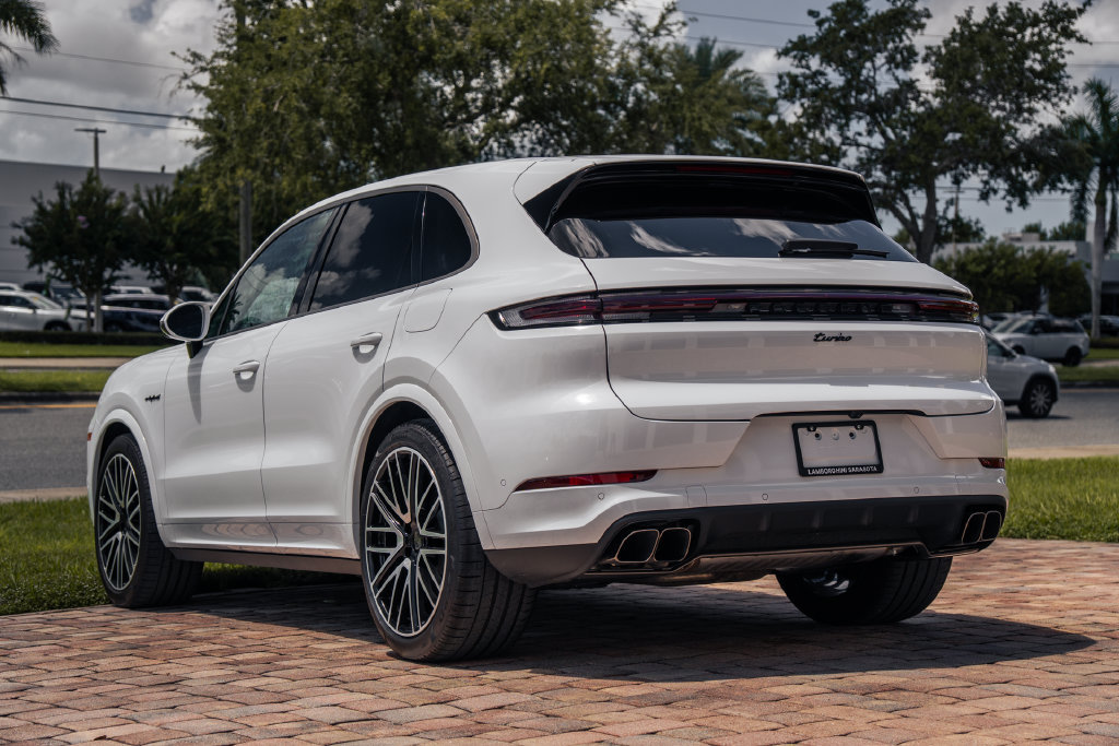 Used 2025 Porsche Cayenne Turbo AWD/4WD image 3