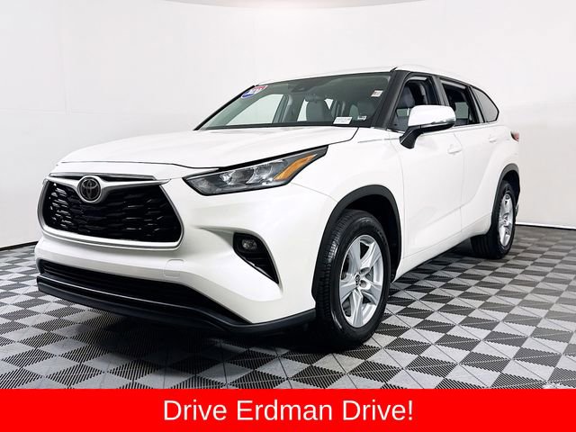 Used 2020 Toyota Highlander LE image 3