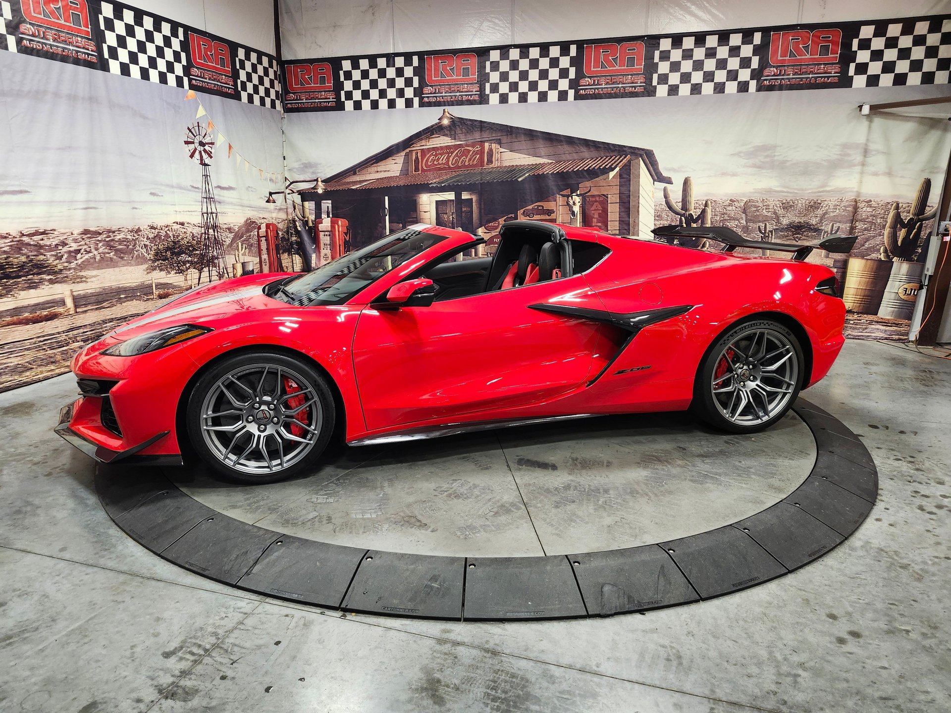 Used 2023 Chevrolet Corvette Z06 w/ Z07 Performance Package RWD image 2