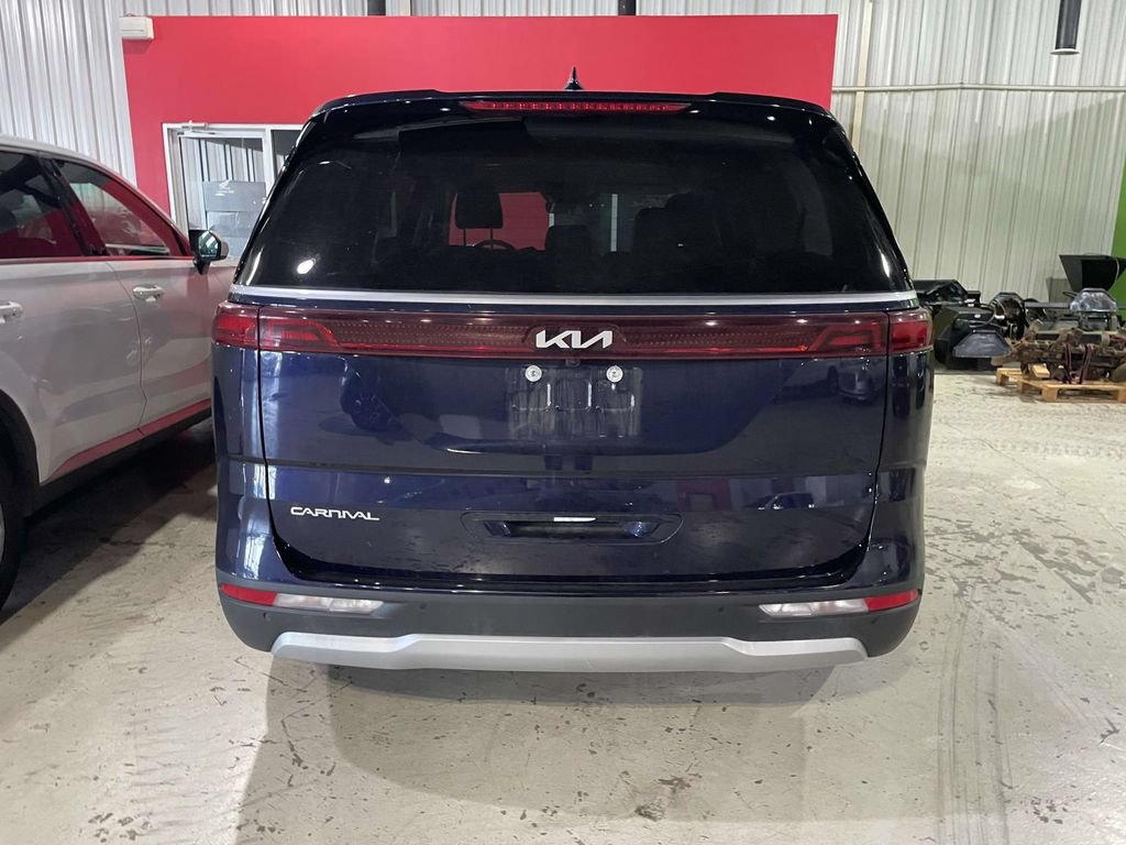 Used 2024 Kia Carnival LX FWD image 5