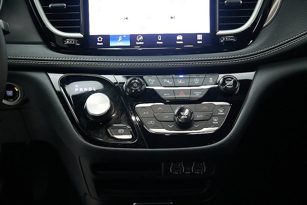 Used 2025 Chrysler Pacifica Select AWD/4WD image 25