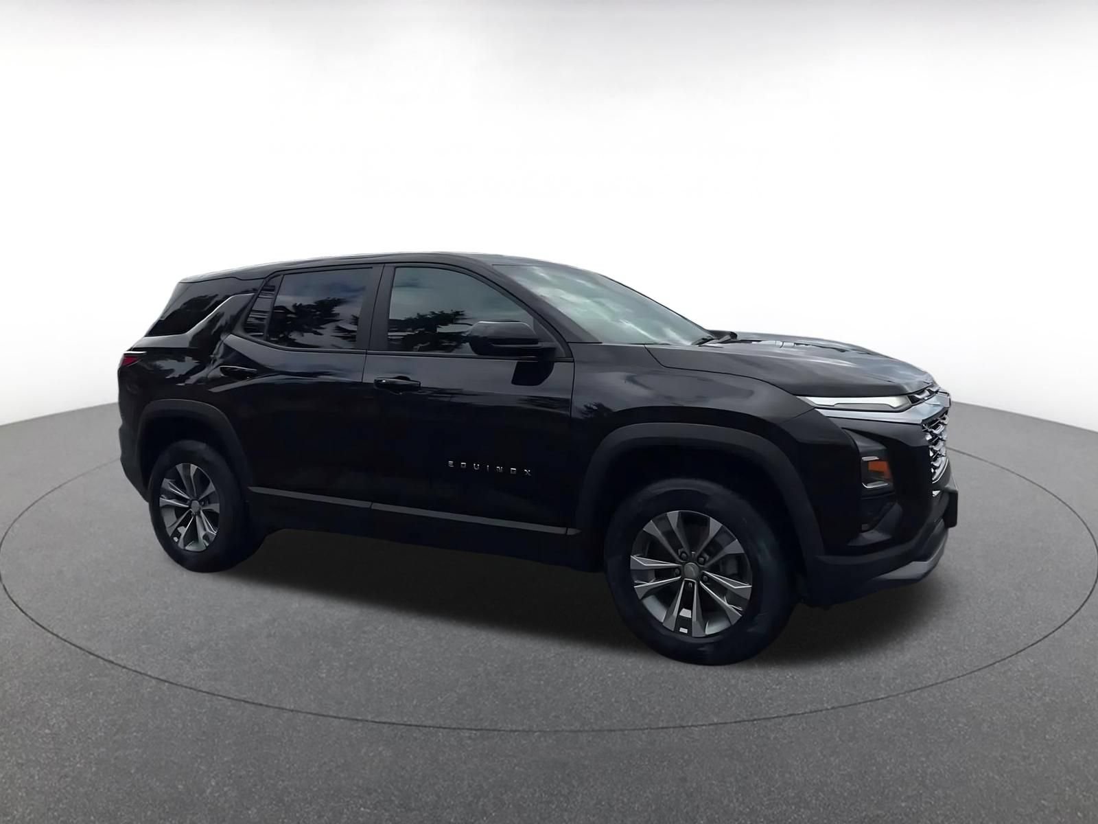 Used 2025 Chevrolet Equinox LT FWD image 2
