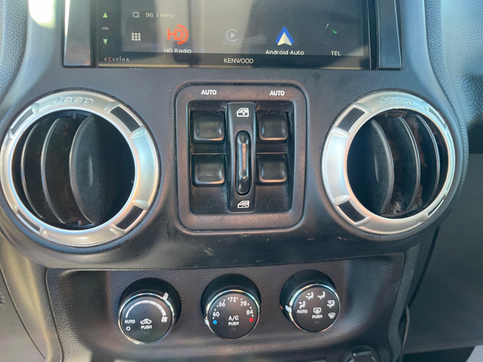 Used 2015 Jeep Wrangler Unlimited Rubicon w/ Connectivity Group image 29