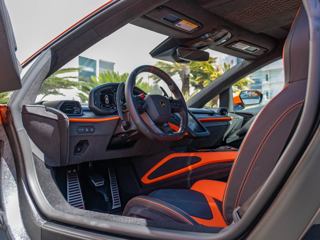 Used 2025 Lamborghini Revuelto image 19