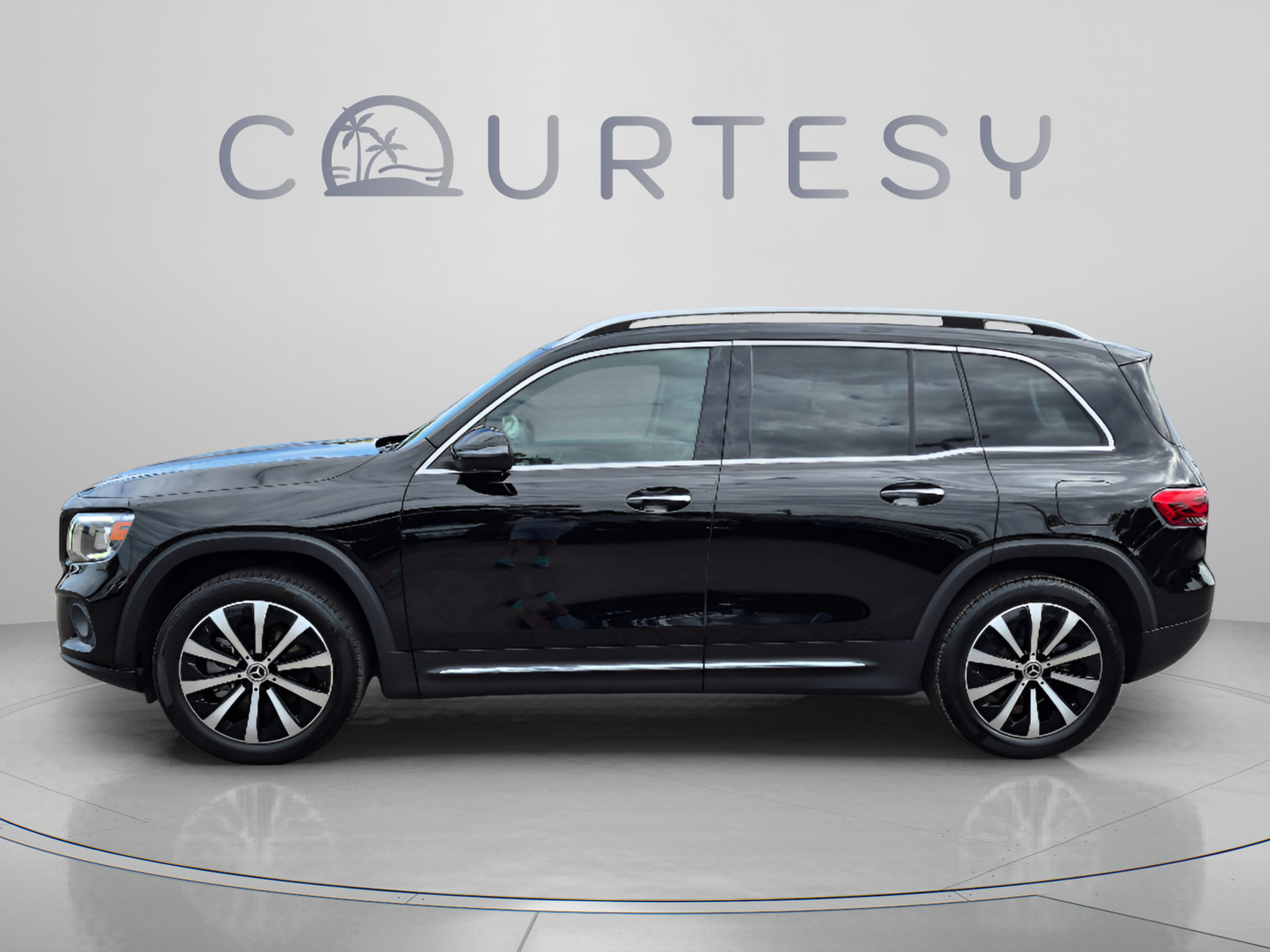 Used 2023 Mercedes-Benz GLB 250 image 2