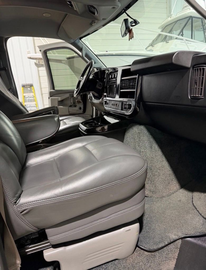 Used 2018 GMC Savana 3500 Extended RWD image 9
