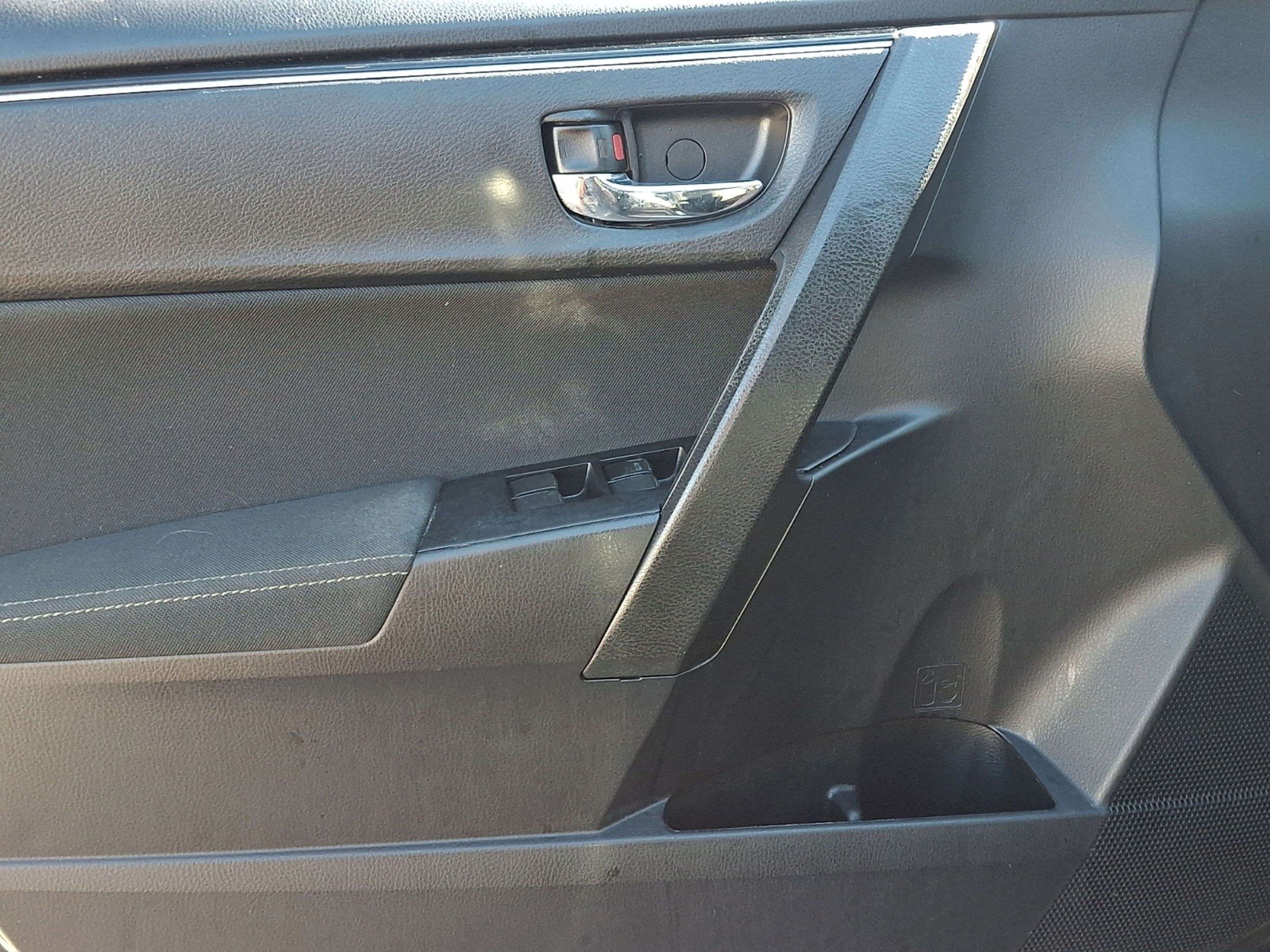 Used 2017 Toyota Corolla LE w/ Carpet Mat Package (TMS) FWD image 12