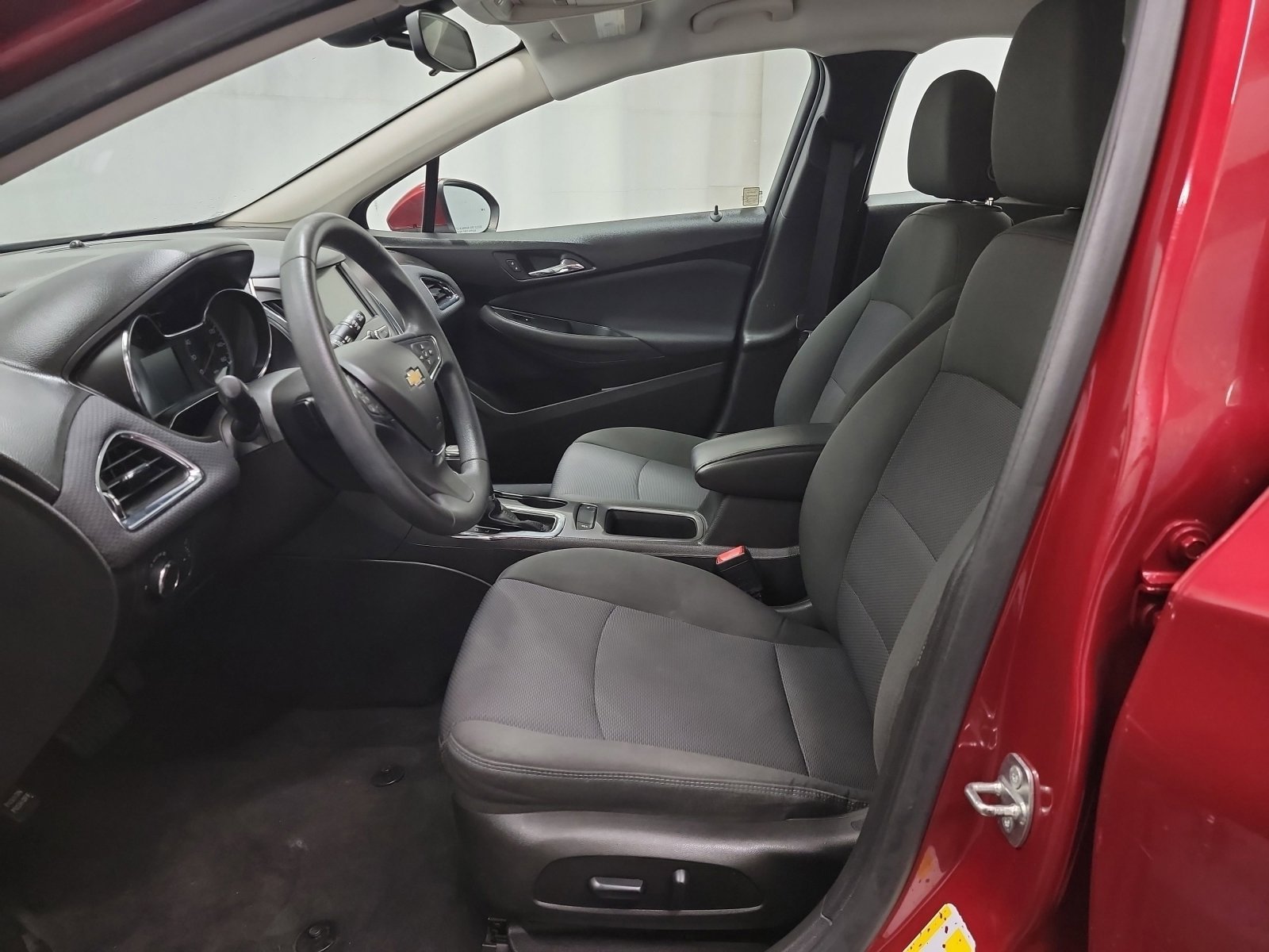 Used 2018 Chevrolet Cruze LT w/ Convenience Package image 6