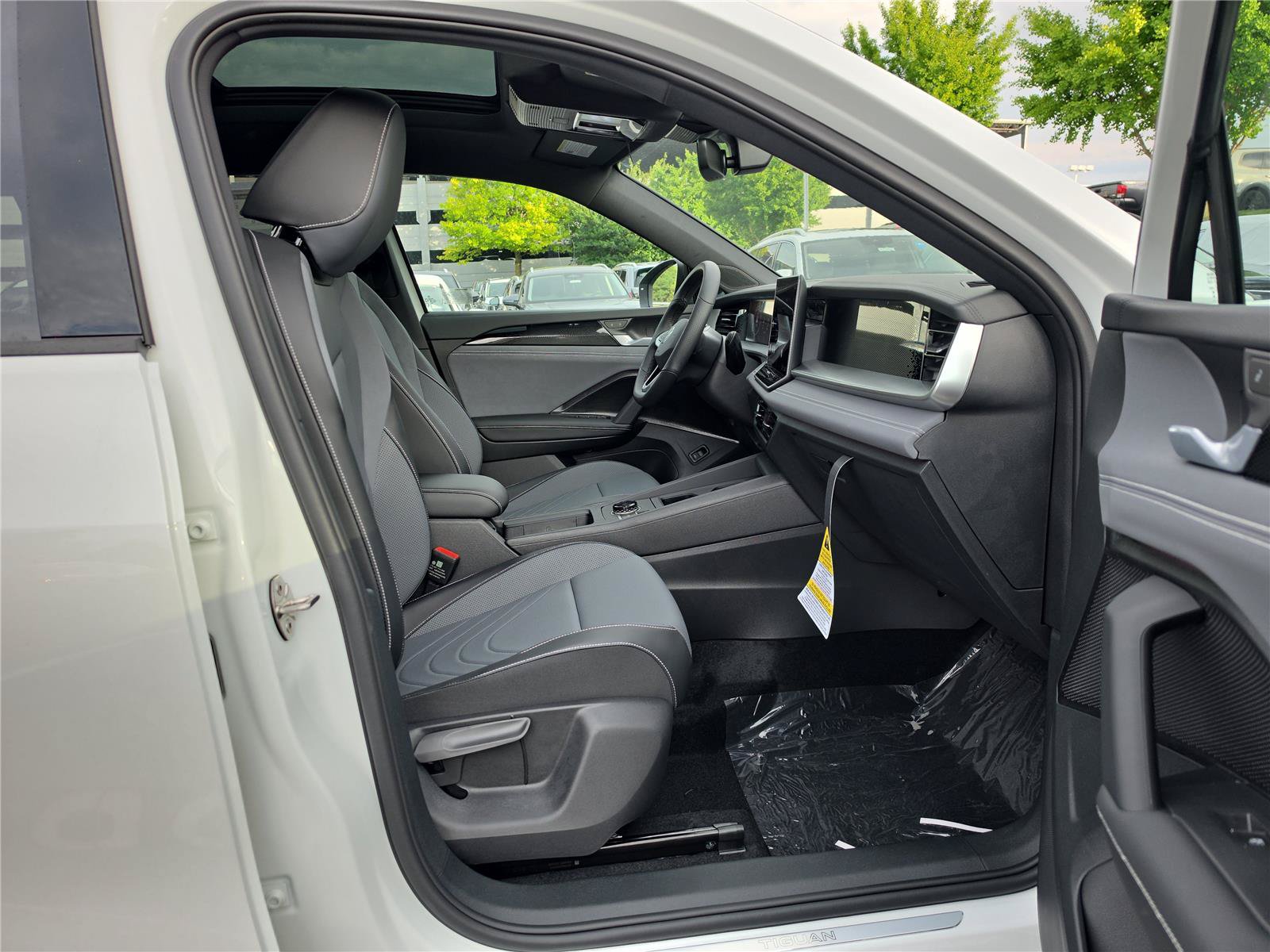 New 2026 Volkswagen Tiguan SE R-Line FWD image 25