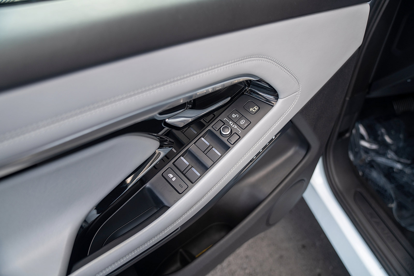 Used 2020 Land Rover Range Rover Evoque SE image 16