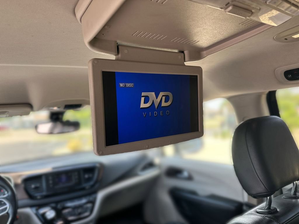 Used 2017 Chrysler Pacifica Touring-L FWD image 26