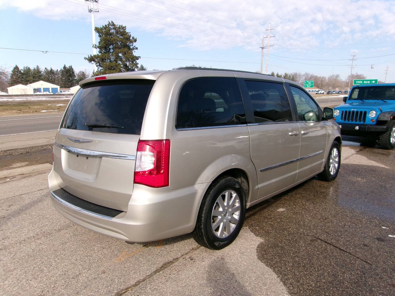 Used 2016 Chrysler Town & Country Touring FWD image 4