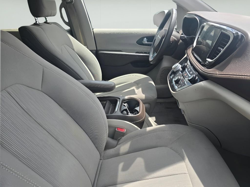 Used 2021 Chrysler Pacifica Touring FWD image 13