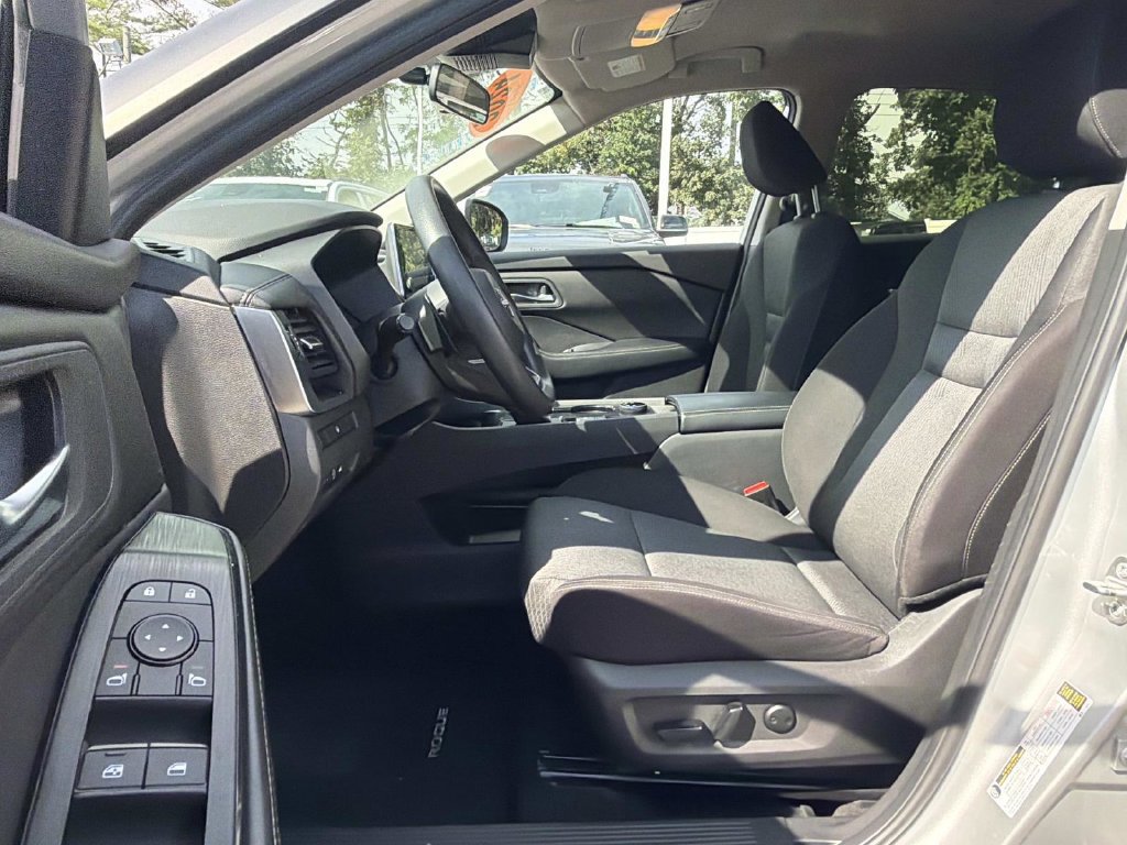 Used 2024 Nissan Rogue SV AWD/4WD image 16