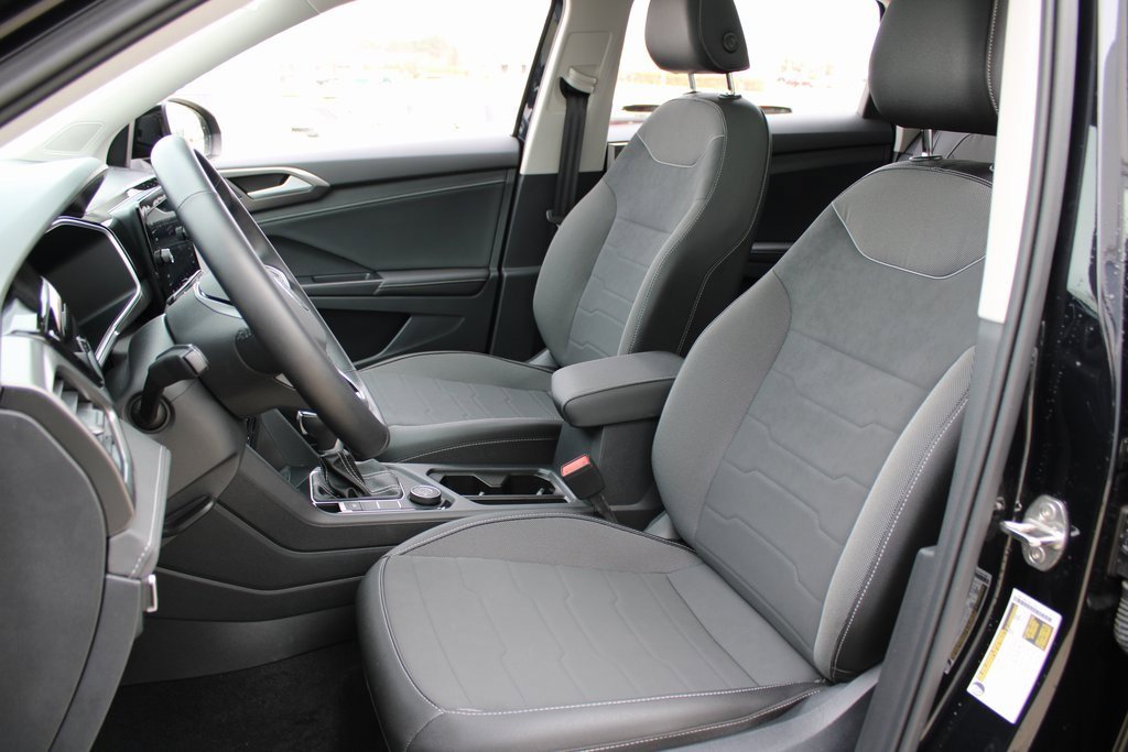 Certified 2025 Volkswagen Taos SE image 7