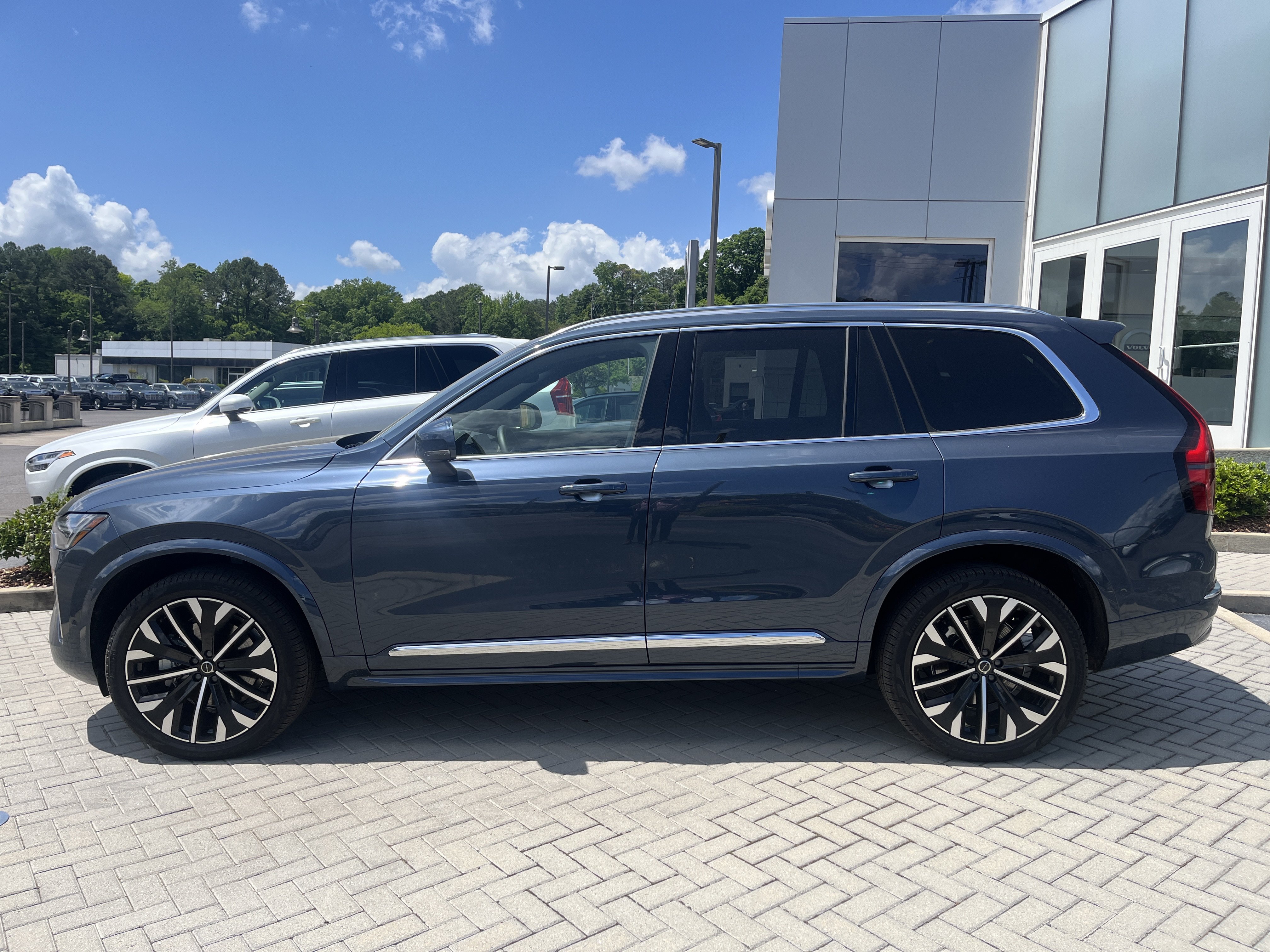 New 2026 Volvo XC90 B6 Plus w/ Protection Package Premier AWD/4WD image 2