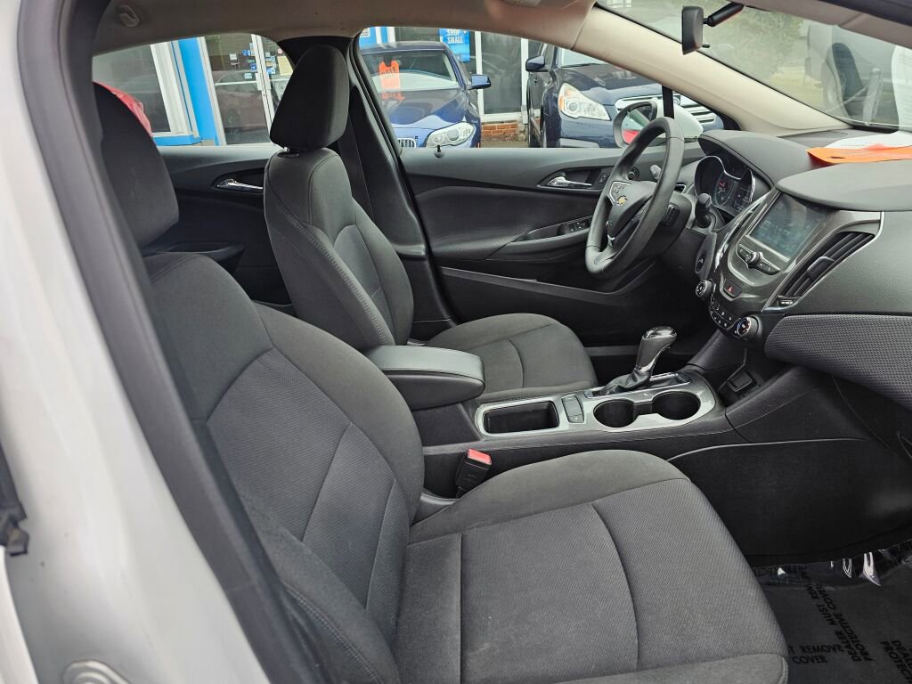 Used 2017 Chevrolet Cruze LT w/ Convenience Package image 11