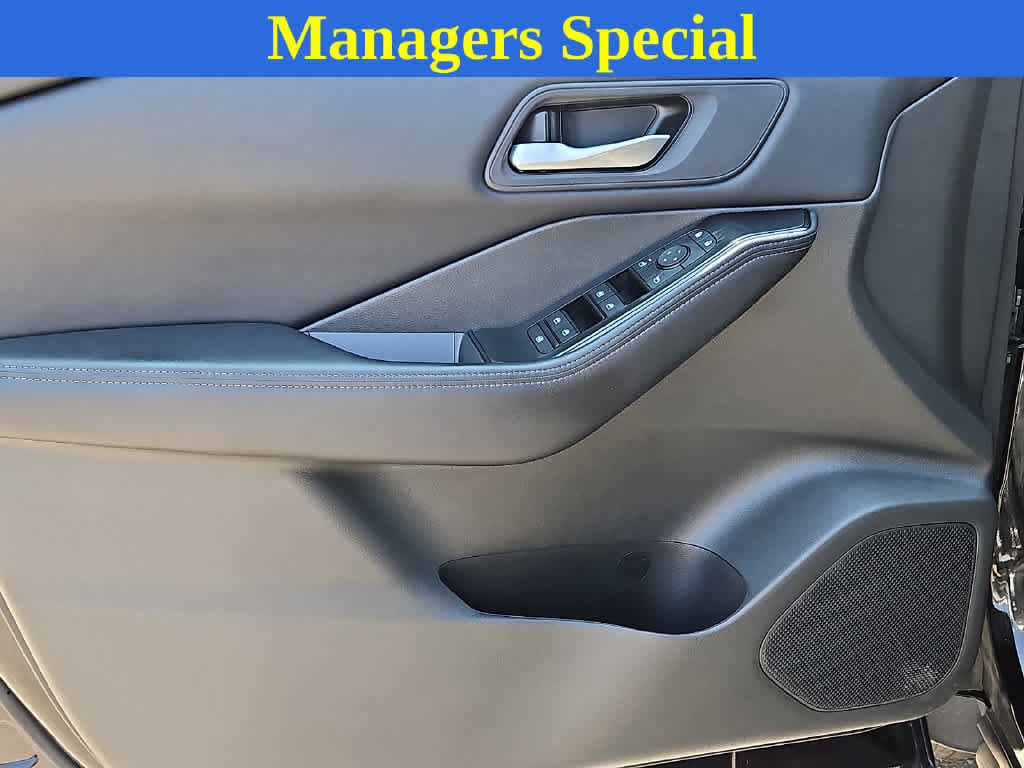 Used 2025 Nissan Rogue SV AWD/4WD image 11