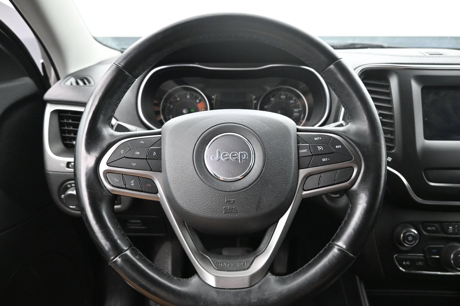 Used 2020 Jeep Cherokee Latitude w/ Cold Weather Group FWD image 13