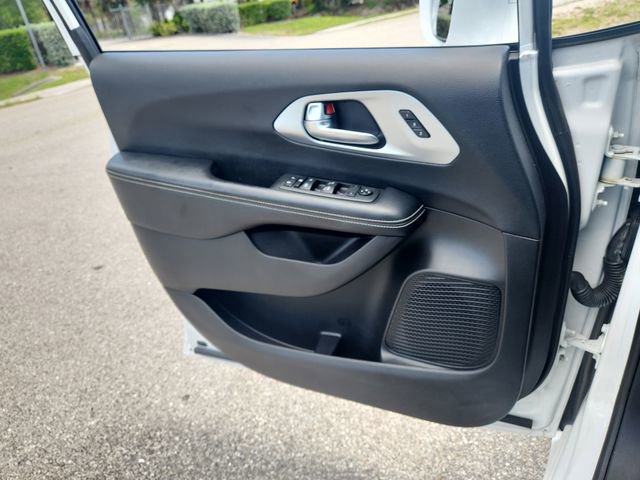 Used 2022 Chrysler Pacifica Touring-L w/ S Appearance Package FWD image 17