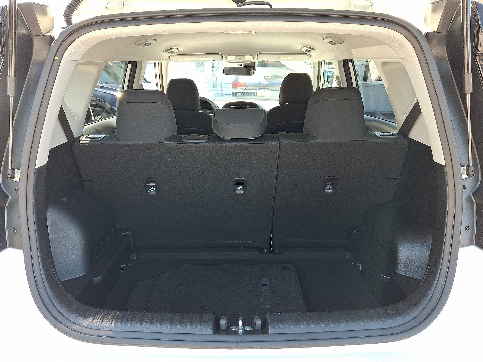Used 2025 Kia Soul LX w/ LX Technology Package FWD image 28