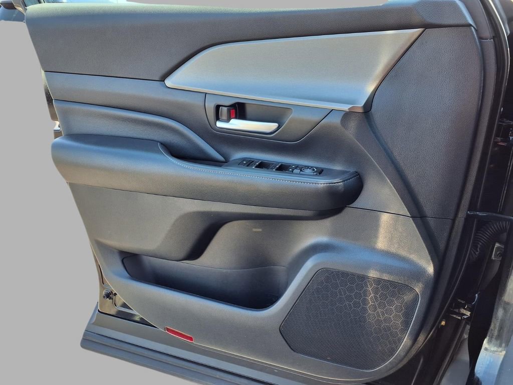 Used 2025 Toyota Grand Highlander AWD image 17
