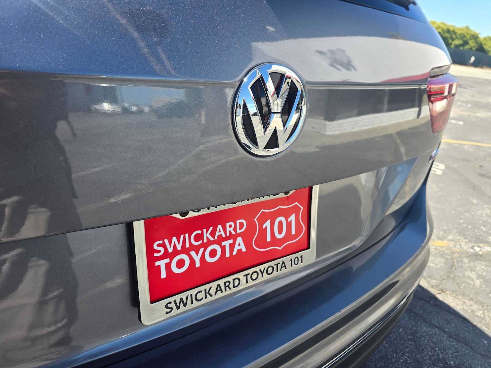 Used 2021 Volkswagen Tiguan SE w/ Panoramic Sunroof Package AWD/4WD image 13