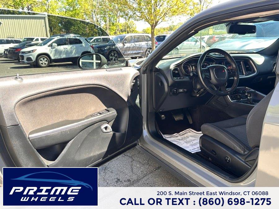 Used 2017 Dodge Challenger SXT RWD image 9