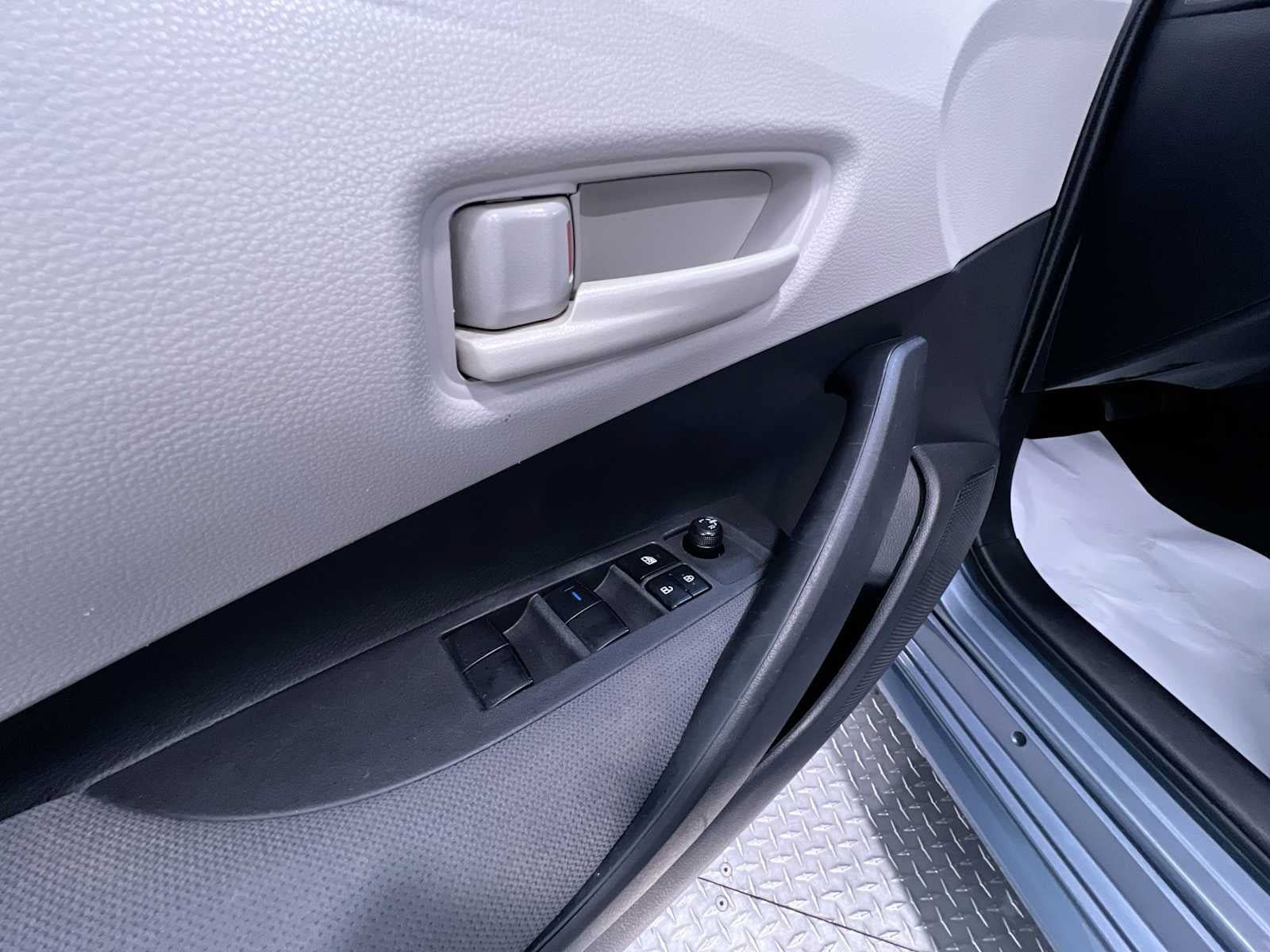 Used 2022 Toyota Corolla LE FWD image 12