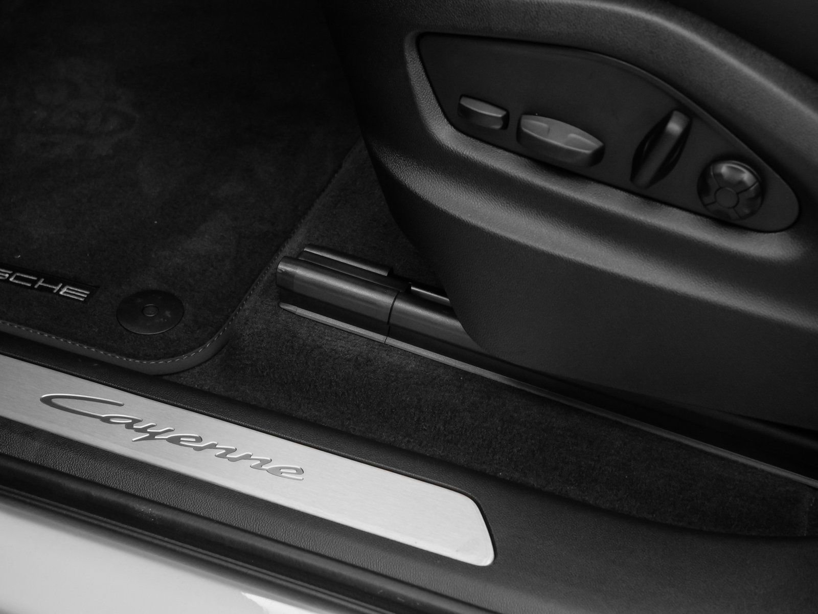 Certified 2024 Porsche Cayenne Coupe image 25