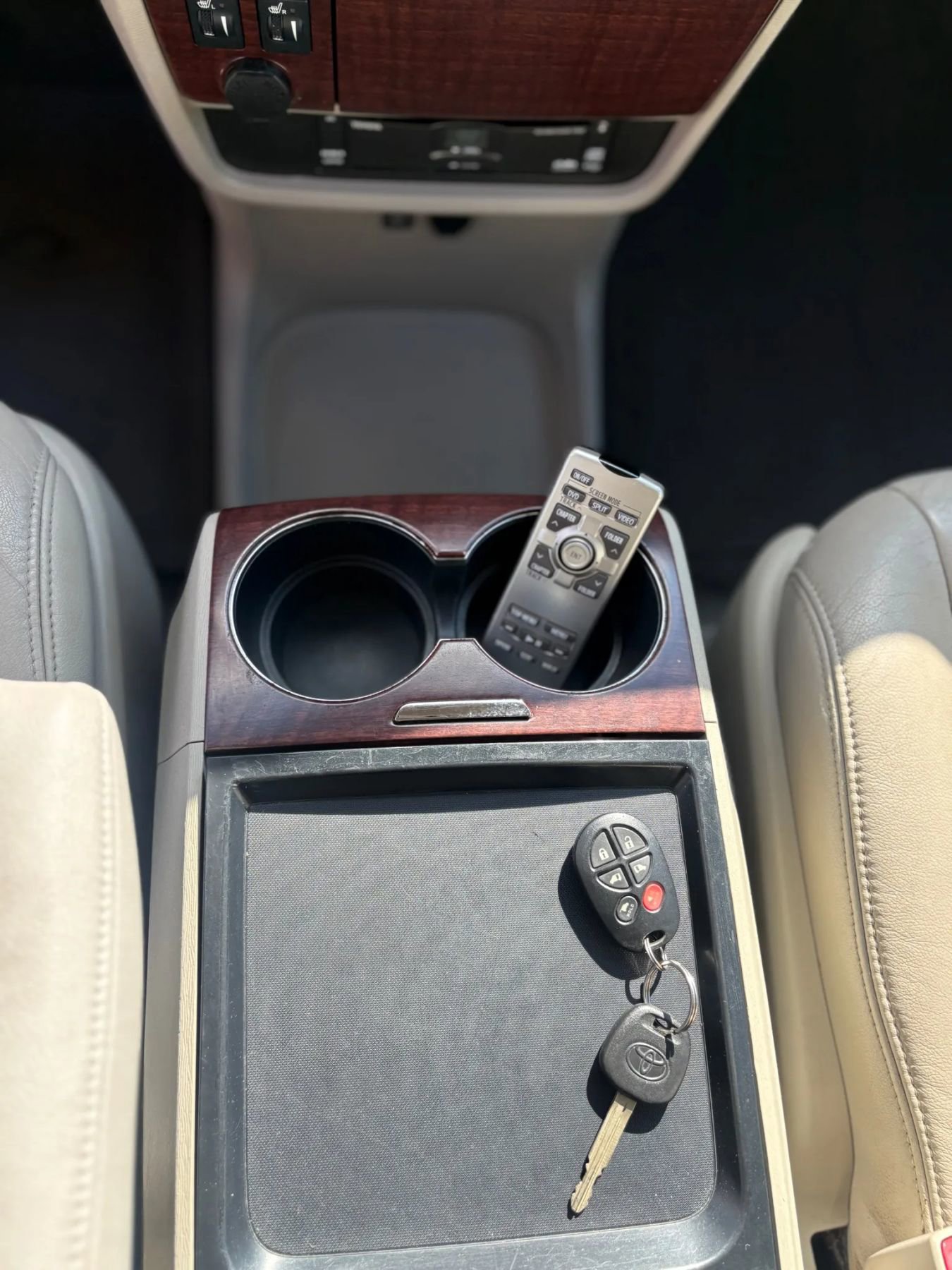 Used 2011 Toyota Sienna XLE w/ Entertainment Pkg image 10