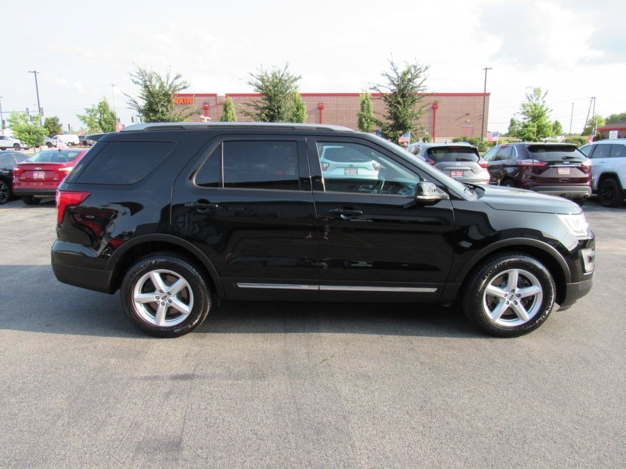 Used 2017 Ford Explorer XLT w/ Equipment Group 202A AWD/4WD image 7