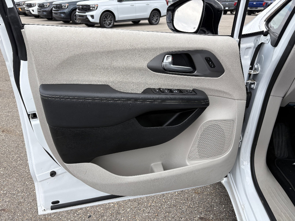 Used 2024 Chrysler Pacifica Touring-L image 29
