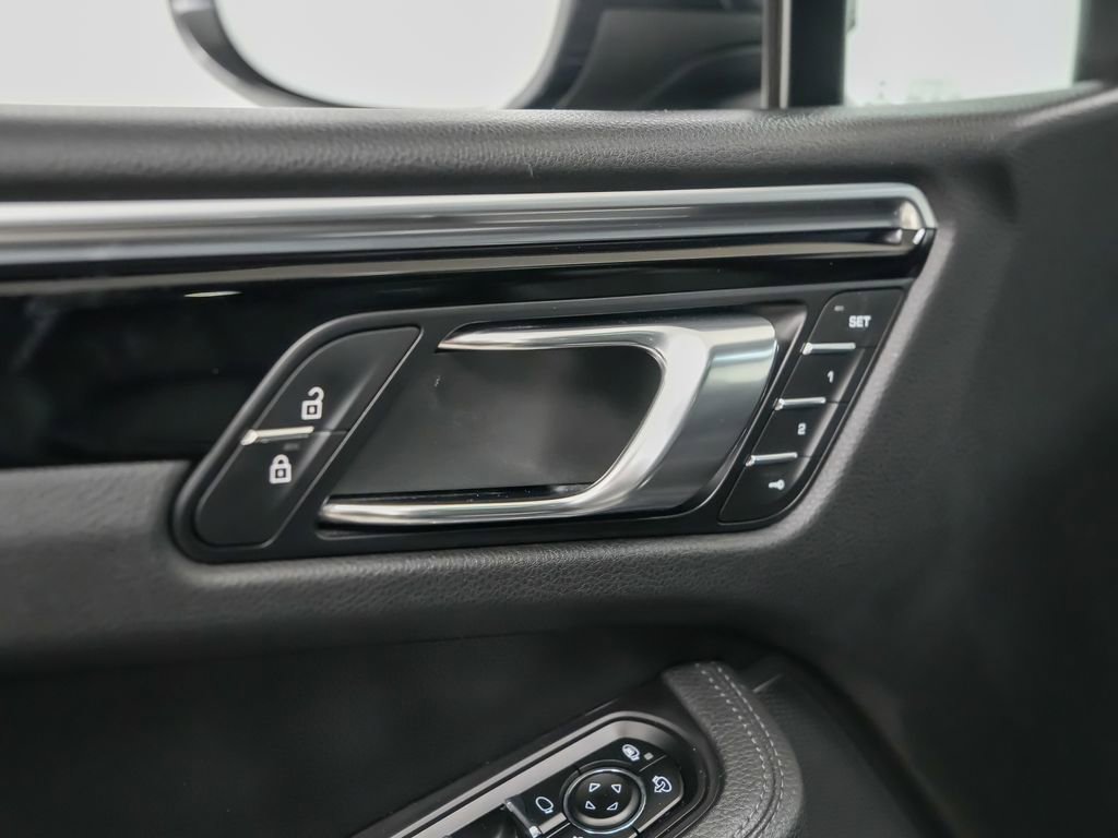 Used 2020 Porsche Macan AWD/4WD image 22