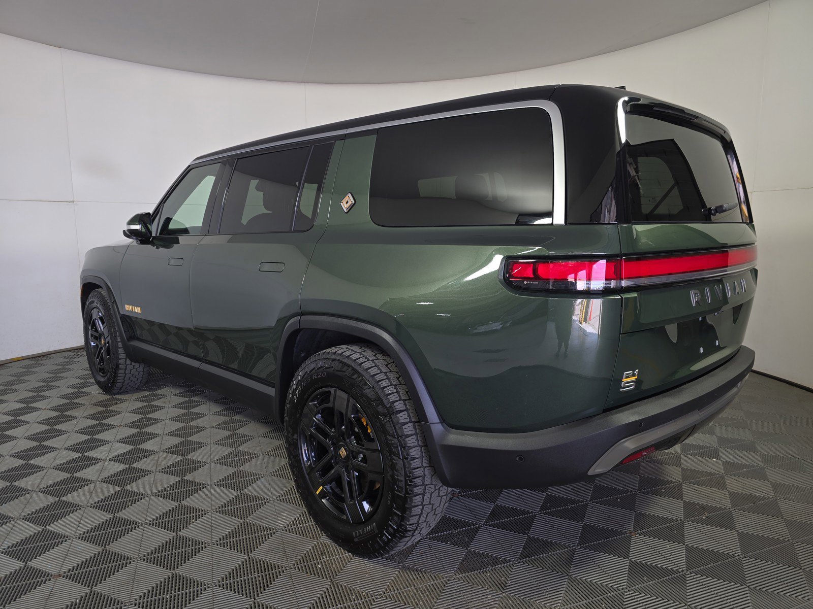 Used 2023 Rivian R1S Adventure image 3