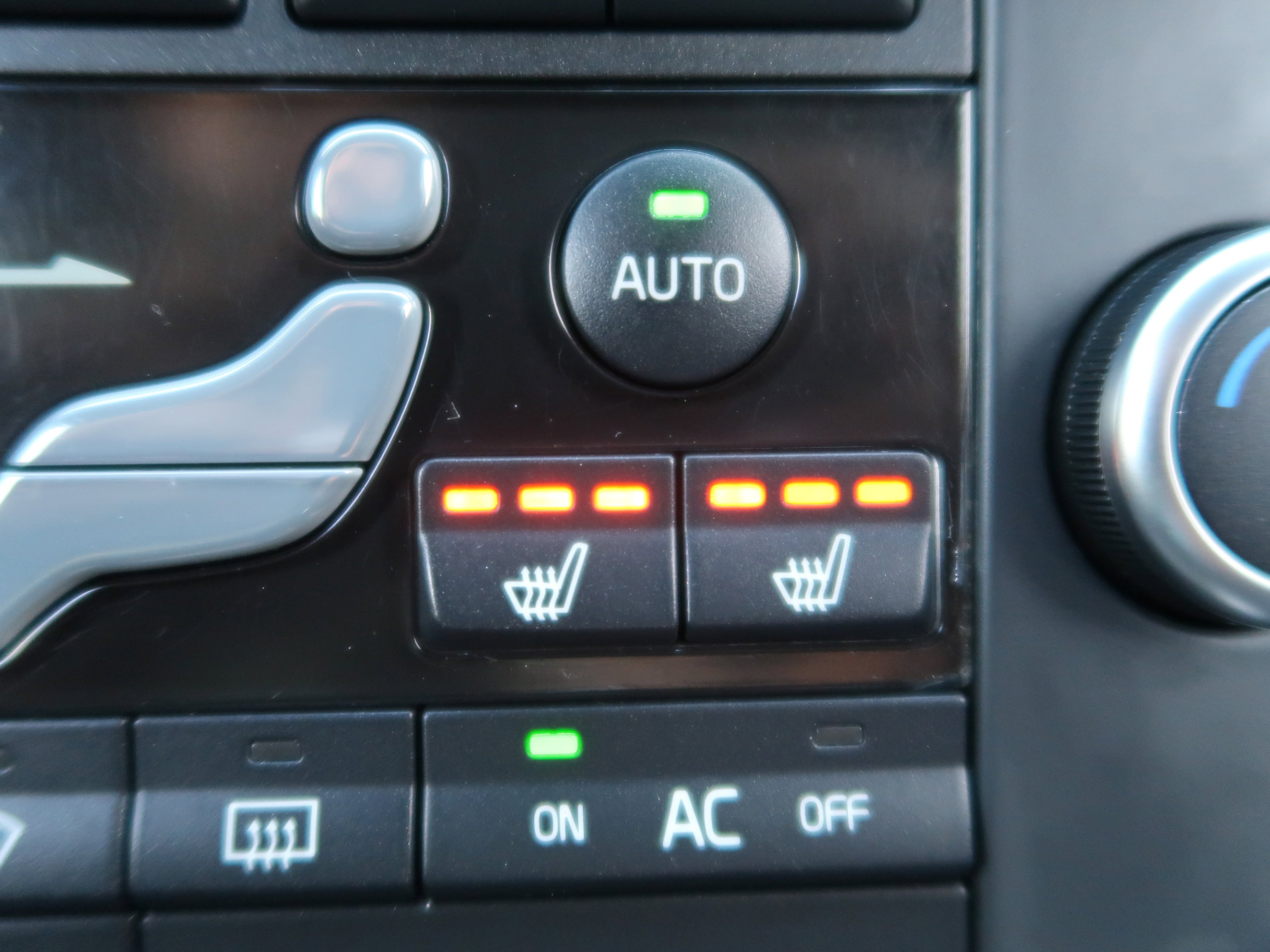 Used 2011 Volvo XC70 3.2 image 17