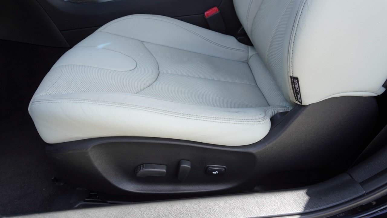 Used 2010 INFINITI G37 Convertible w/ Premium Pkg RWD image 24