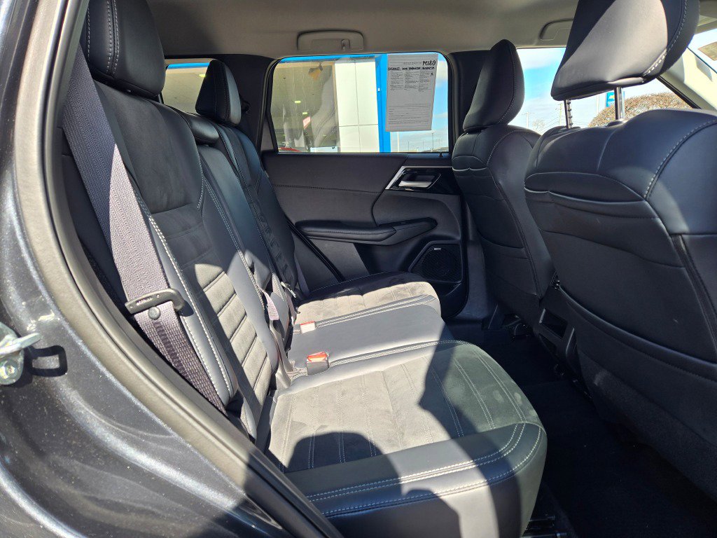 Used 2025 Mitsubishi Outlander SE image 10