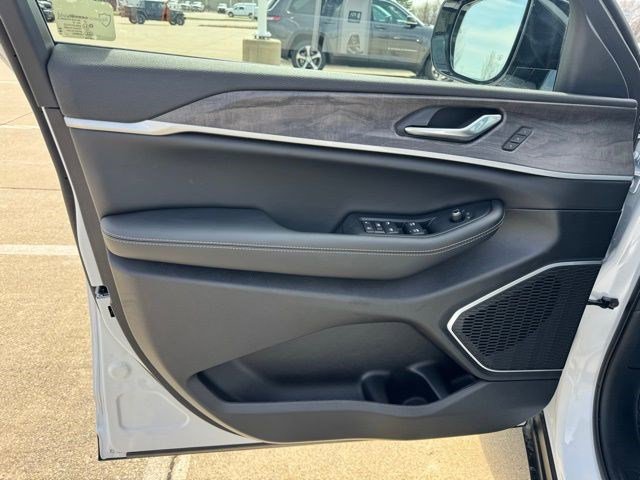 New 2026 Jeep Grand Cherokee Limited w/ Luxury Tech Group II AWD/4WD image 8