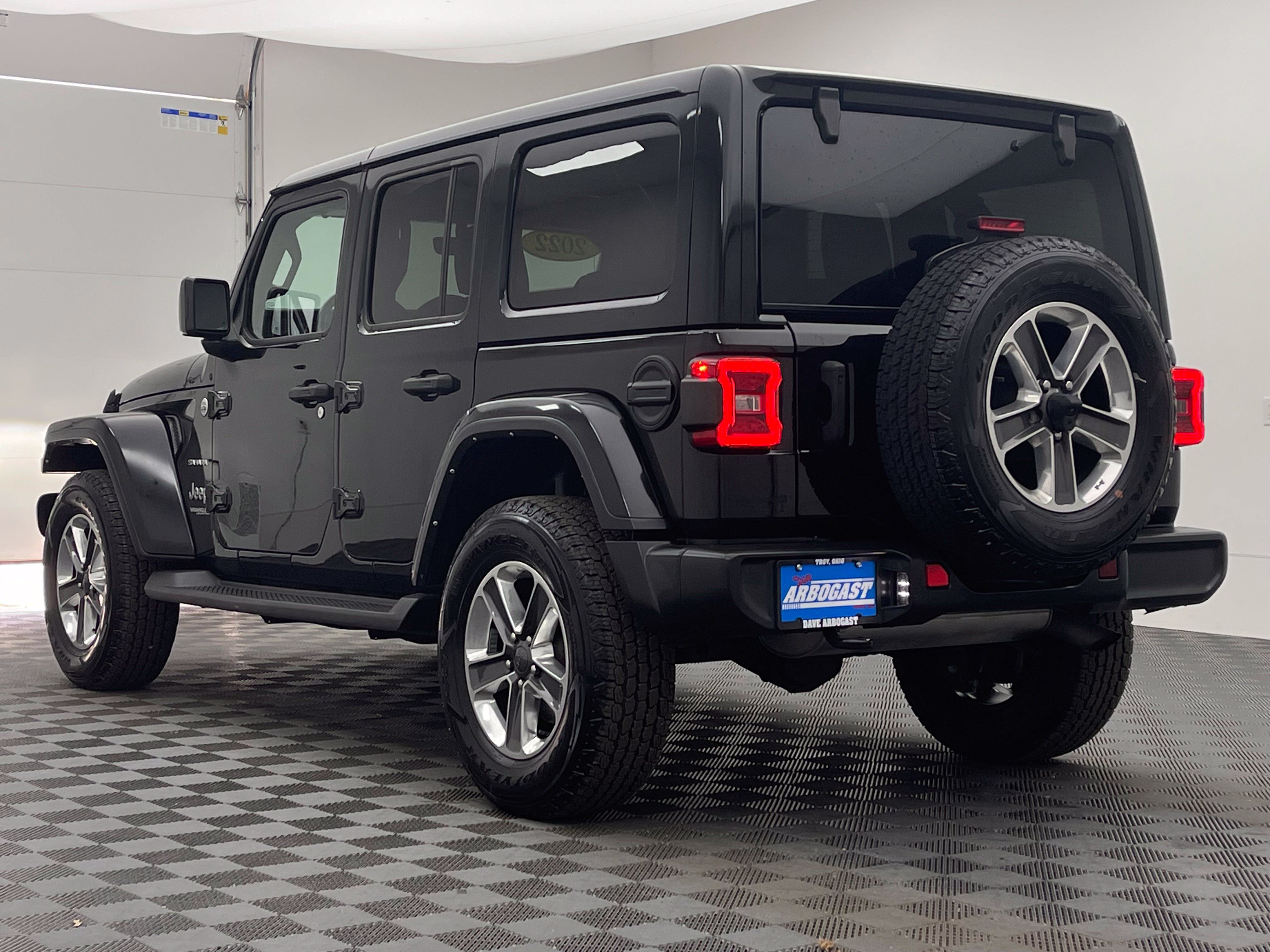 Used 2022 Jeep Wrangler Unlimited Sahara w/ LED Lighting Group AWD/4WD image 10