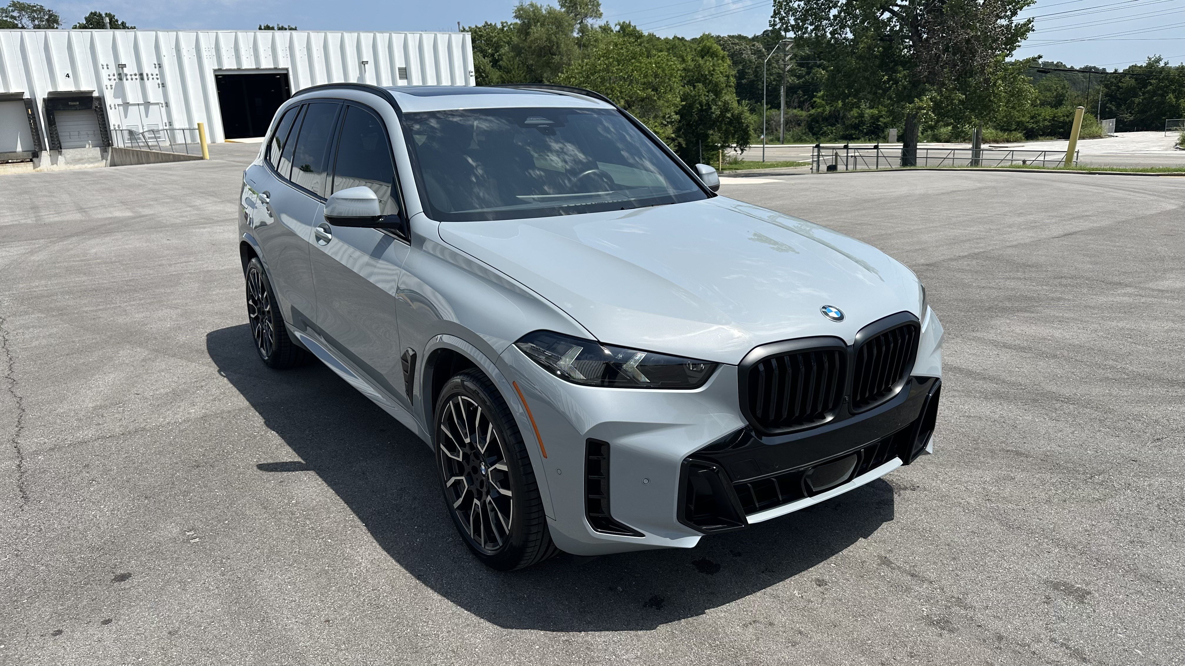 Certified 2025 BMW X5 xDrive40i w/ M Sport Package AWD/4WD image 2