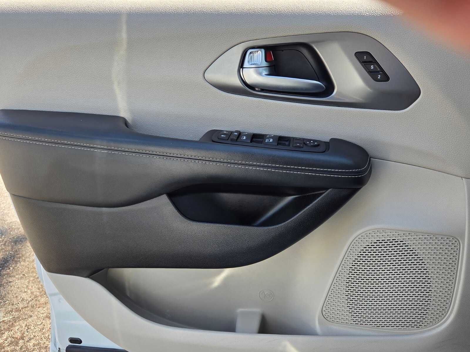 Used 2023 Chrysler Pacifica Touring-L FWD image 28