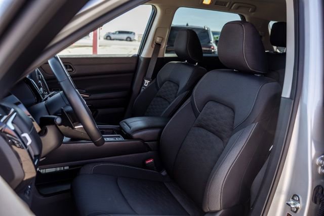 Used 2025 Nissan Pathfinder SV image 23