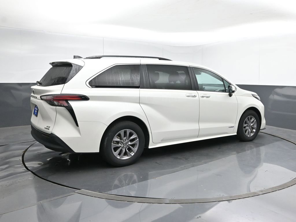 Used 2021 Toyota Sienna XLE image 5