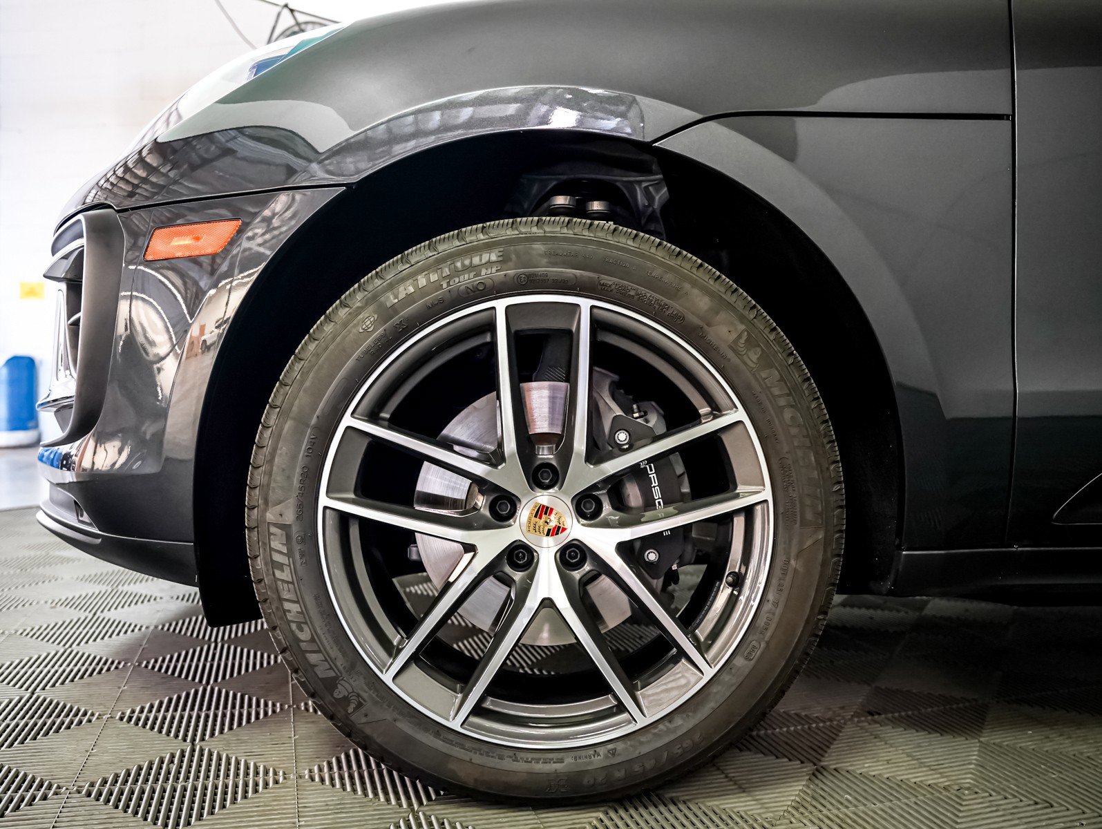 Certified 2025 Porsche Macan image 14